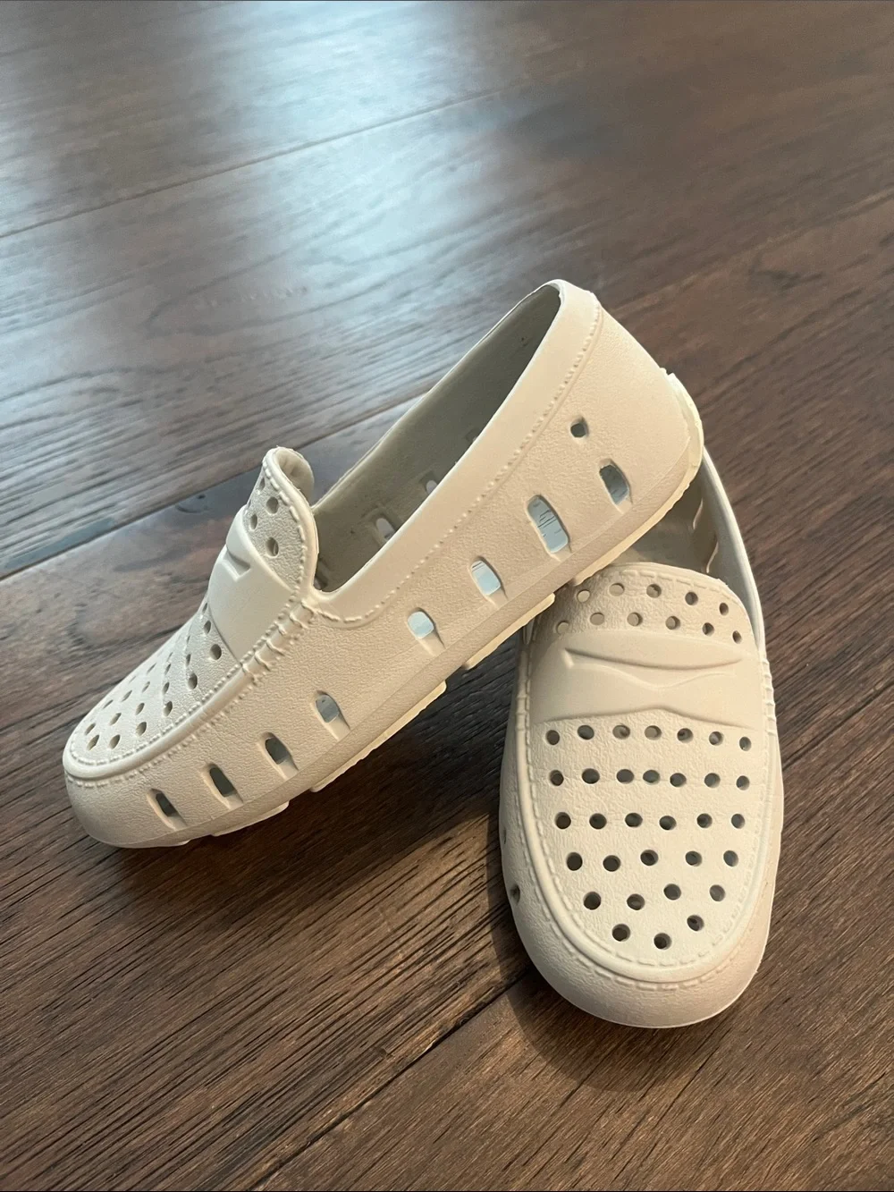 Kids Floafers Water Shoes in Cream and white size 10